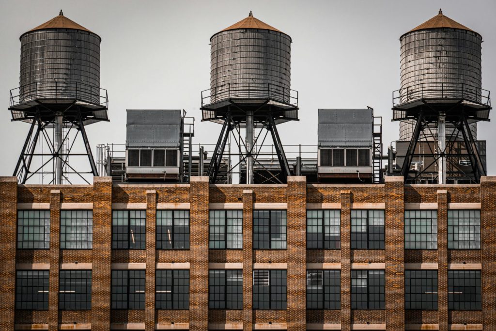 Emblemáticas torres de agua en la azotea de un edificio en la ciudad de Nueva York, que muestran la arquitectura urbana.