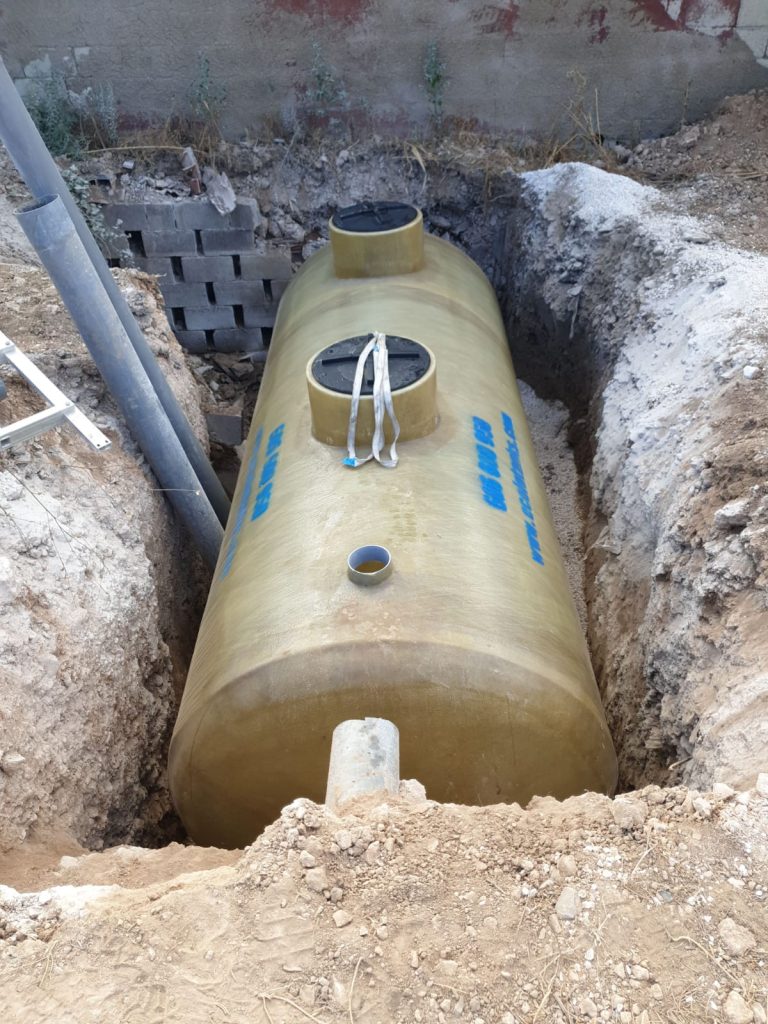 tanque de agua en el agujero