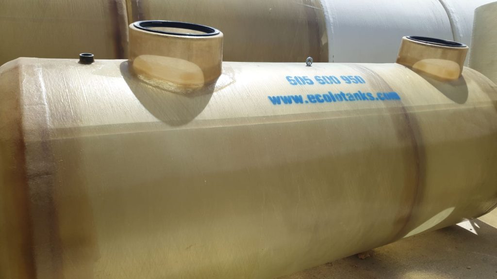 Un gran tanque con una tubería que sobresale de un lateral, sobre un fondo neutro.