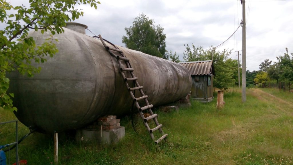 un gran tanque de metal